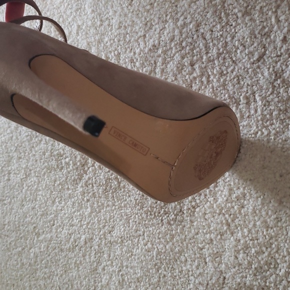 Vince Camuto gold and tan heel size 7M 37 NWOT 4 " heels - Picture 4 of 11